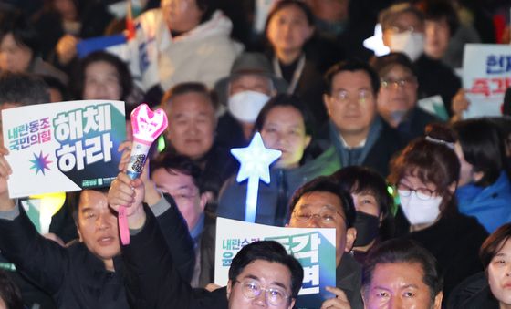 응원봉 든 박찬대 원내대표와 정청래 법사위원장