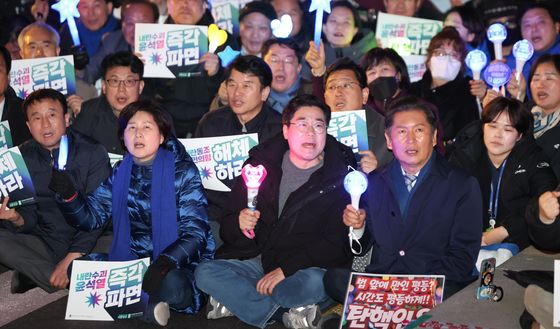 구호 외치는 박찬대 원내대표와 정청래 법사위원장