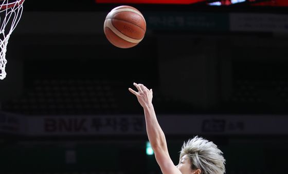 골밑슛 시도하는 안혜지