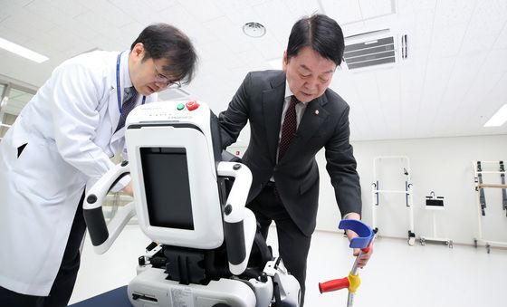 로봇재활치료시설 살펴보는 안철수