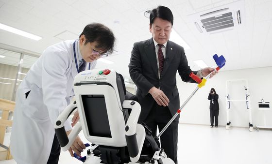 로봇재활치료시설 살펴보는 안철수
