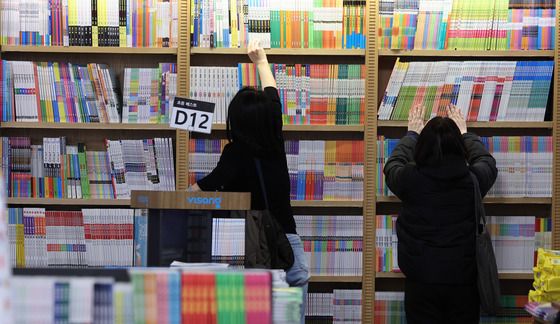 '애 학원도 줄일까'...교육비 4년만에 감소