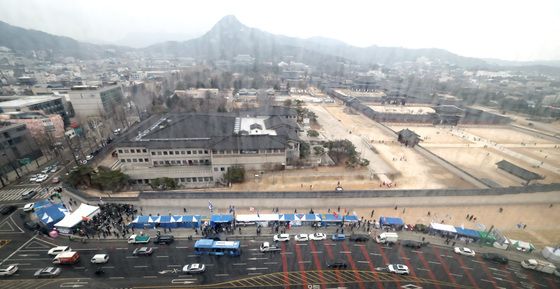 경복궁 앞에 길게 늘어선 尹 탄핵촉구 천막