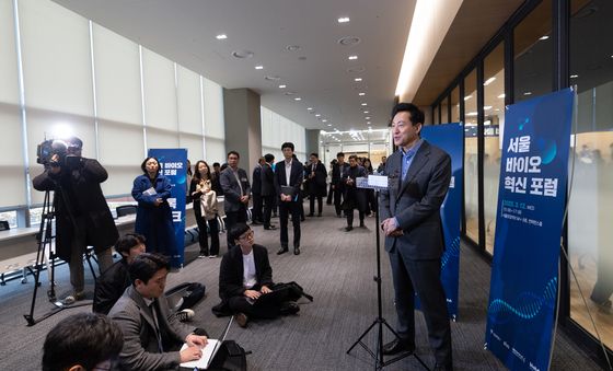 취재진 앞에 선 오세훈 서울시장