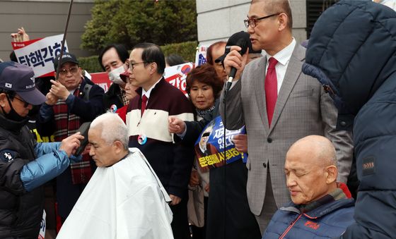 삭발하는 윤석열 대통령 지지자들