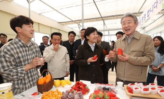 강호동 농협중앙회장, 송미령 장관과 스마트팜 농가 방문