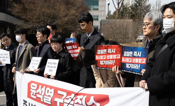 검찰 항고 포기 '고개 숙여 사과하는 박은정 의원과 서지현 전 검사'