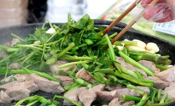 '군침 넘어가요' 봄철 별미 미나리·삼겹살