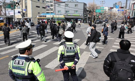후배들 배웅하는 선배 경찰