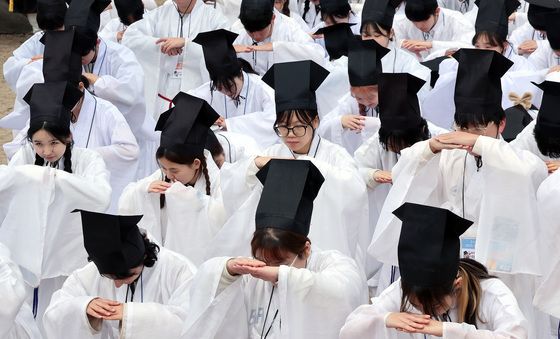 인사 올리는 성균관대 신입생들