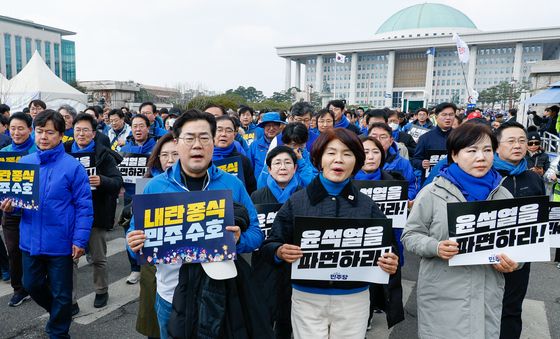 '尹 파면 촉구' 광화문 향해 행진하는 민주