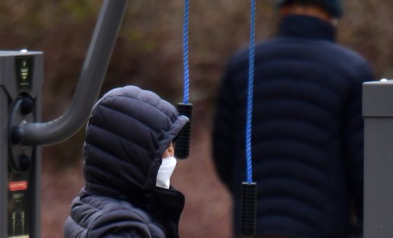 꽃샘추위 찾아온 철길 숲