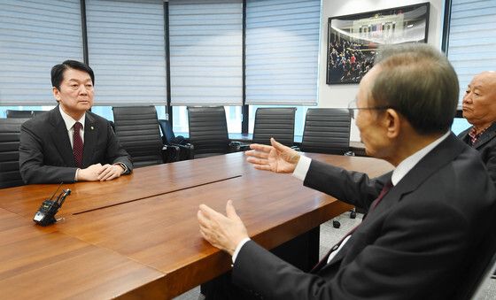 이명박 전 대통령 찾아간 안철수 의원