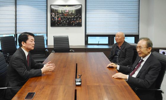 안철수 의원과 대화 나누는 이명박 전 대통령