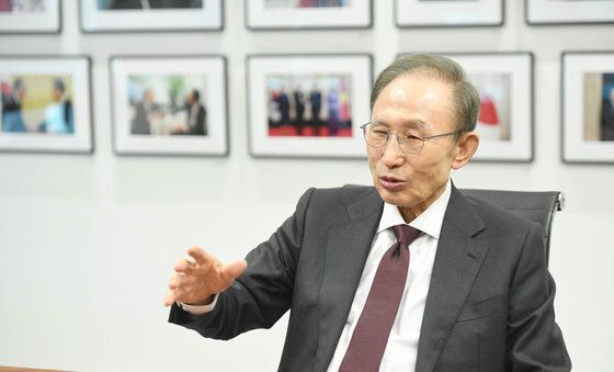 안철수 의원과 대화 나누는 이명박 전 대통령