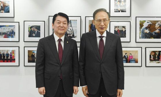 기념촬영하는 이명박 전 대통령과 안철수 의원