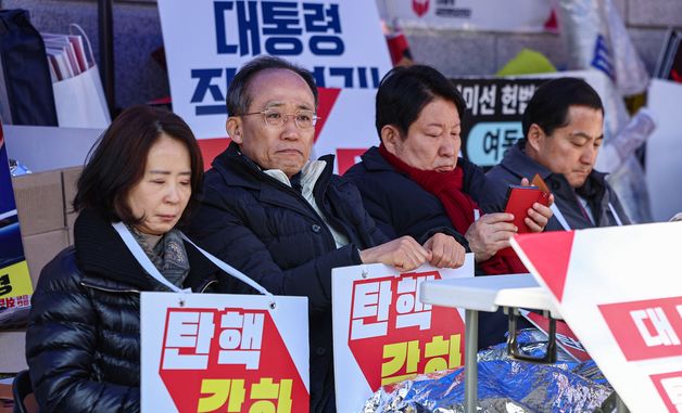 '탄핵 각하 촉구' 릴레이 시위하는 국민의힘