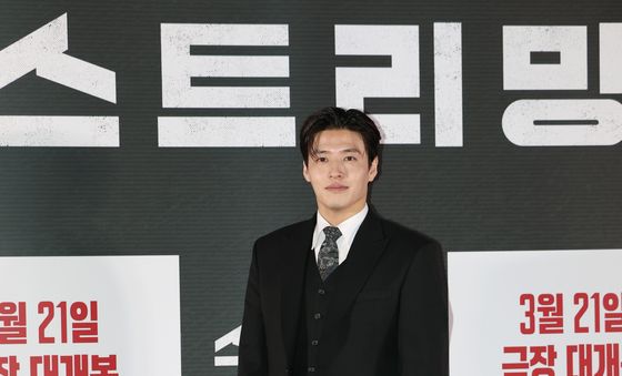 강하늘, 근사한 수트맵시
