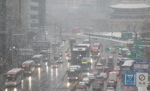 눈 내리는 세종대로