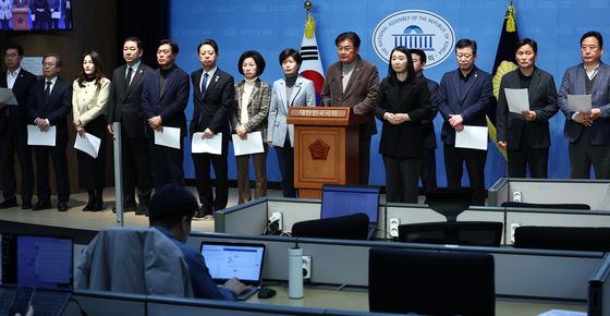 野 3선, 대통령 가족 비리·파면 이유 백서 발표 기자회견