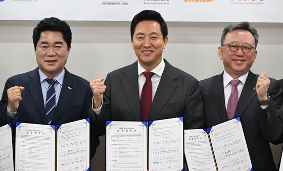 협약서 든 오세훈 시장·박준희 관악구청장·정상혁 신한은행장