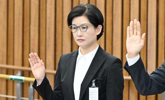 증인 선서하는 조주연 홈플러스 사장