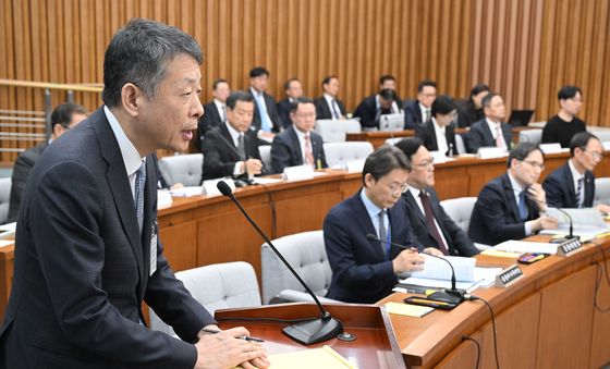 답변하는 김광일 MBK파트너스 부회장