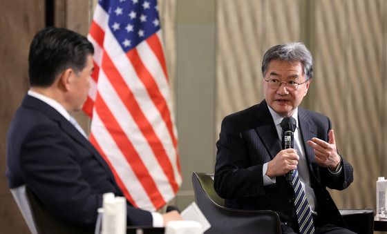 암참 회장과 대담하는 美 대사대리