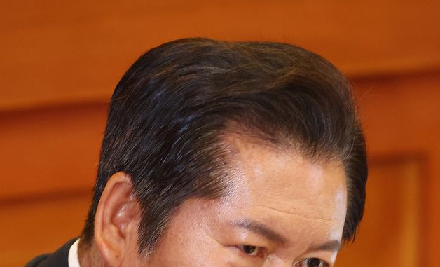 변호인과 대화 나누는 정청래 법사위원장