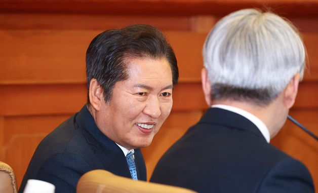 변호인과 대화 나누는 정청래 법사위원장