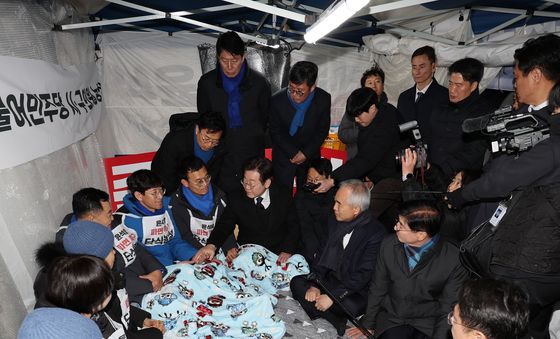 단식 의원 손잡는 이재명 대표