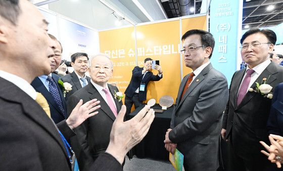 채용박람회 관계자와 대화하는 최상목 권한대행