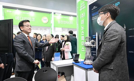 채용박람회 관계자와 대화하는 최상목 권한대행