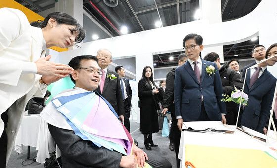 퍼스널컬러 시연하는 최상목 권한대행