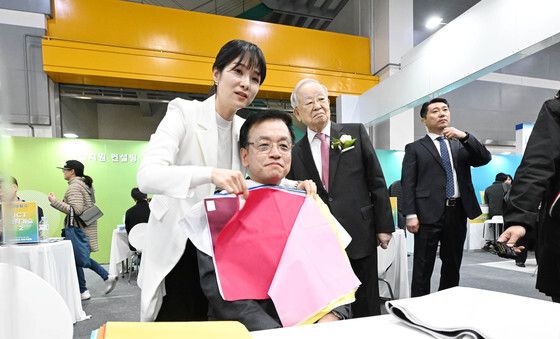 퍼스널컬러 시연하는 최상목 권한대행