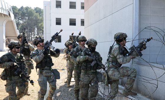 건물 진입하는 미군