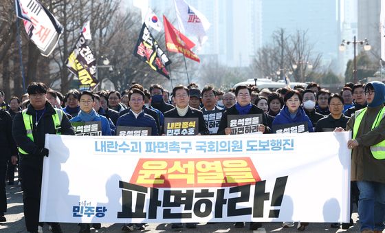 '尹 파면 촉구' 도보행진 합류한 이재명 대표