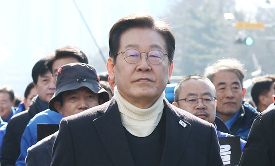 외투 속 방탄복 입고 행진하는 이재명 대표