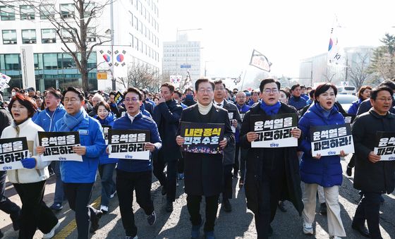 '尹 파면 촉구' 도보행진 합류한 이재명 대표