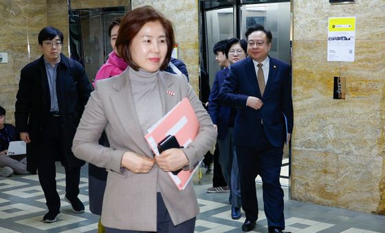 여야 간사와 이동하는 조규홍 장관