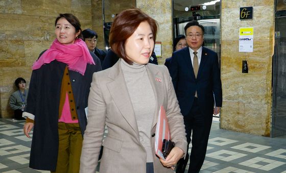 여야 간사와 이동하는 조규홍 장관