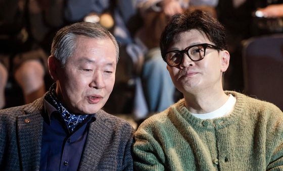 천안함조사단장과 대화 나누는 한동훈 전 대표