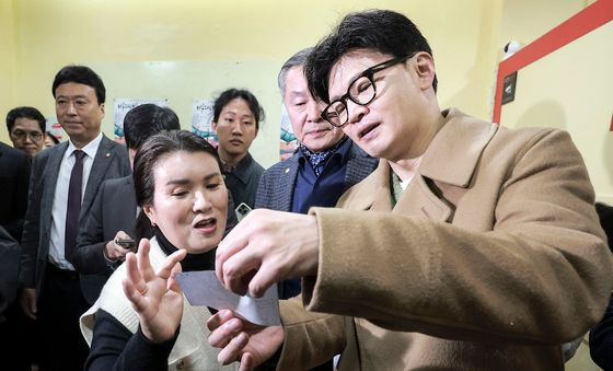 '바다는 비에 젖지 않는다' 공연 찾은 한동훈