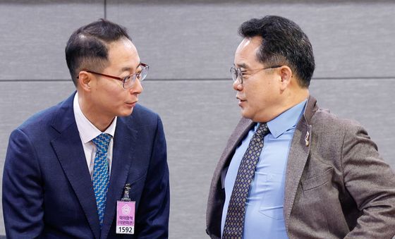 대화하는 민병덕 위원장·김명규 대표