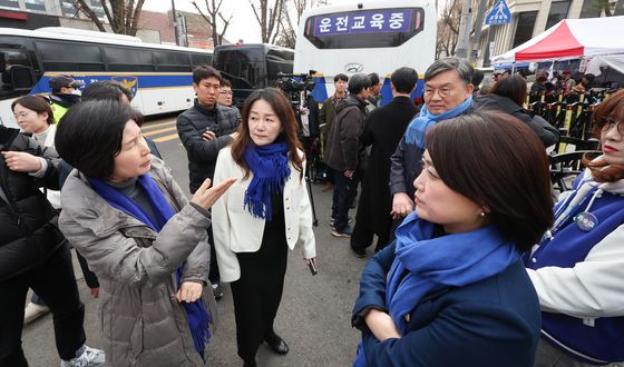 의원들과 대화하는 백혜련 의원