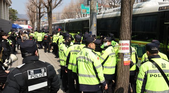 민주당 의원에 날계란 투척…경찰 경비 강화