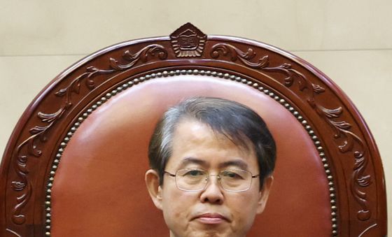 대법원 전원합의체 선고 자리한 이흥구 대법관