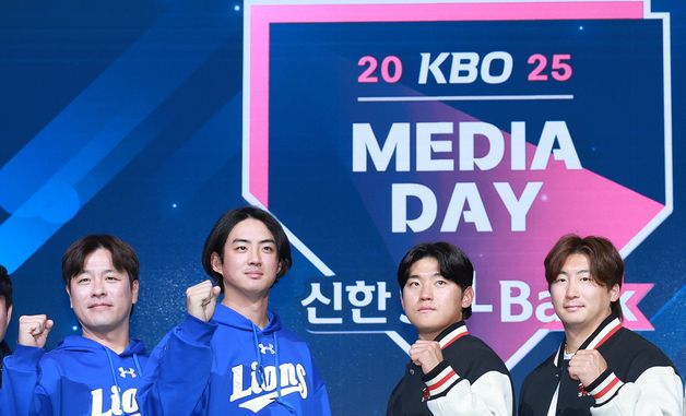 기념 촬영하는 대표 선수들