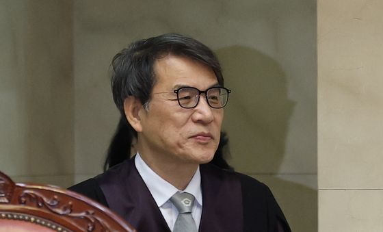 법정 들어서는 노태악 대법관