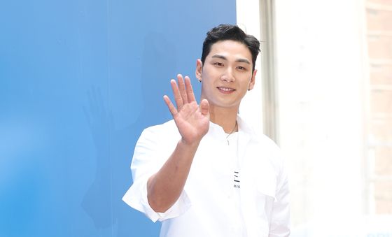 뉴이스트 백호, 상남자의 부드러운 손 인사